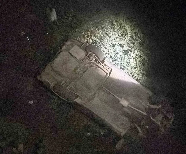 Osmaniye'de köprü korkuluklarını kıran otomobil dereye düştü