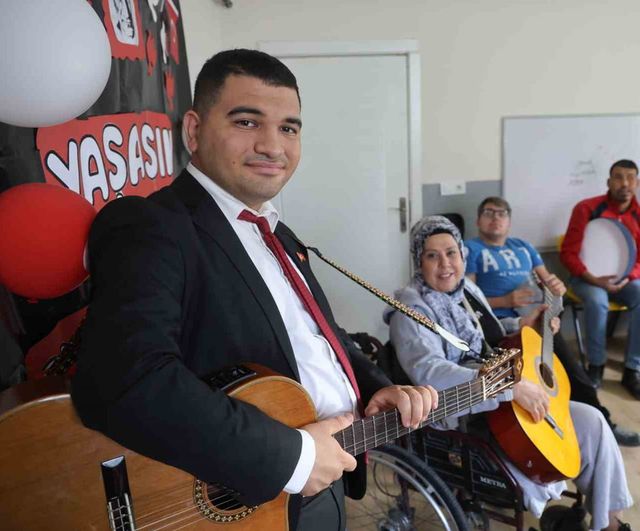 Otizmli Ertuğrul oyuncak gitarla başladı, şimdi özel bireylere müzik öğretiyor