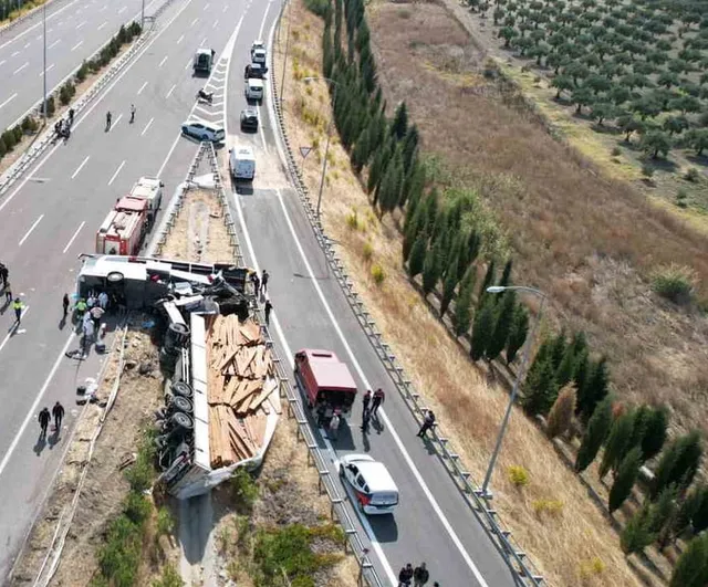 Otobüs ve tırın çarpışması Manisa'da can aldı: 11 vefat, 27 yaralı
