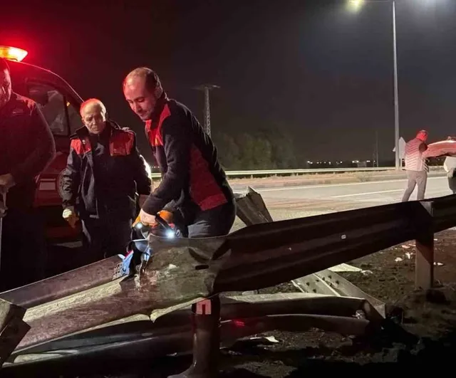 Otogar mevkiindeki kaza: çimento yüklü tır bariyerlere çarpıp devrildi