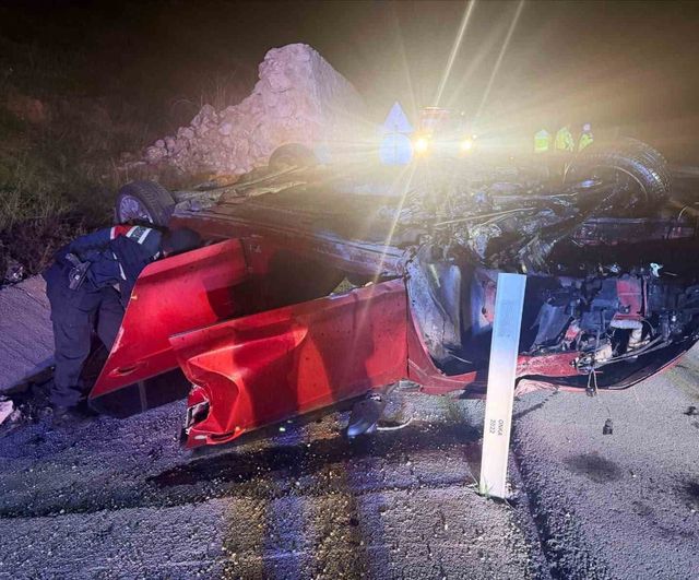 Pelitözü kavşağında refüje çarpan otomobil takla attı: 3 kişi yaralandı