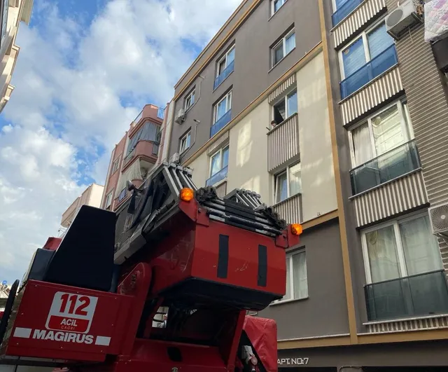 penceredeki çocuk paniği ekiplerin kısa müdahalesiyle sonlandı