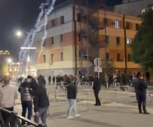 Priştine'de meclis önünde gerginlik: özel mahkeme tasarısı protestoları çatışmaya dönüştü
