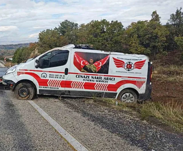 Rampa çıkışında direksiyon hakimiyeti kayboldu: cenaze nakil aracı şarampole devrildi