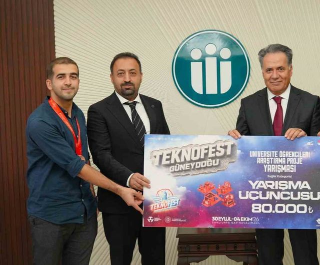 Rektör Akpolat, TÜBİTAK 2242'de dereceye giren öğrencileri makamında tebrik etti