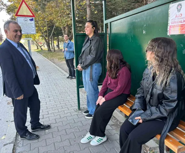 Rektör Altun kampüste çay ve görüş alışverişine zaman ayırdı