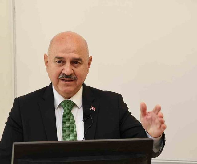 Rektör ilahiyatta felsefe dersiyle öğrencilerle buluştu