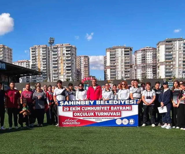 Şahinbey’de cumhuriyet coşkusu sahalarda yankı buldu