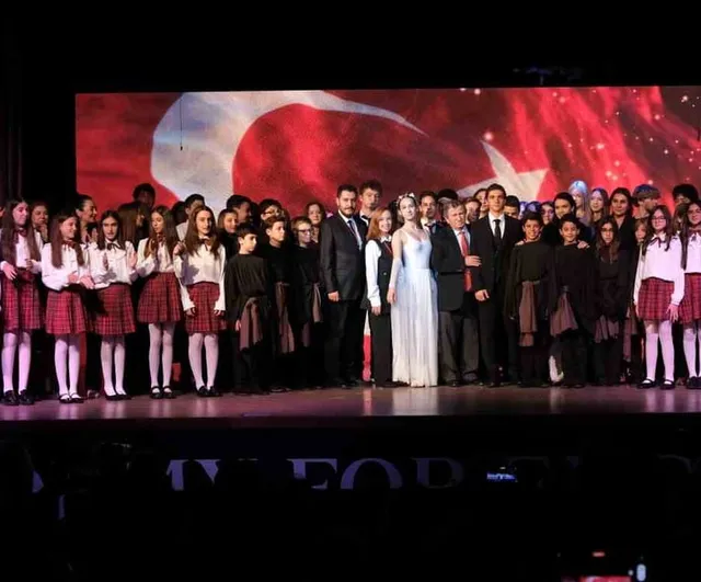 Şahinkaya'da 103. yılın ruhu kortej, fener alayı ve sahnede hayat buldu