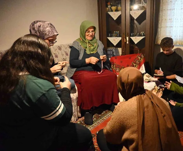 Sandığın dili: Denizli öğrencileri yazma oyalarını günümüze taşıyor
