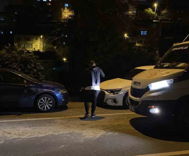 Sarıyer'de karşı yönden gelen aracın sıkıştırdığı otomobil park halindeki 6 araca çarptı