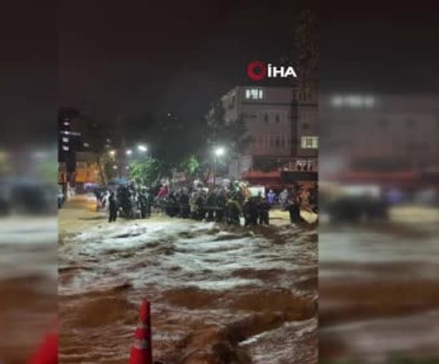 Sarıyer’de taşan dere mahalle yaşamını felç etti, mahalleliler halatlarla kurtardı