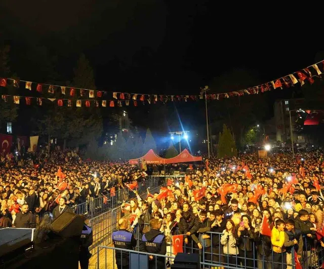 Sefo ile Bilecik'te cumhuriyet coşkusu sokaklara taştı