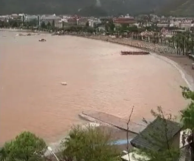 Sel suları Marmaris’te denizi kahverengiye boyadı