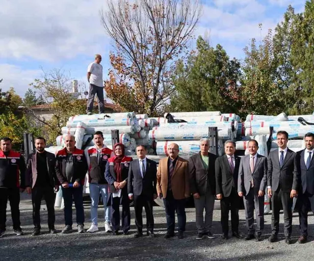 Seraların ömrü uzuyor: Erzincan'da 28 üreticiye 15 bin 579 kilogram örtü desteği