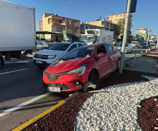 Serik’te kavşakta çarpışan iki otomobilden birinin sürücüsü yaralandı
