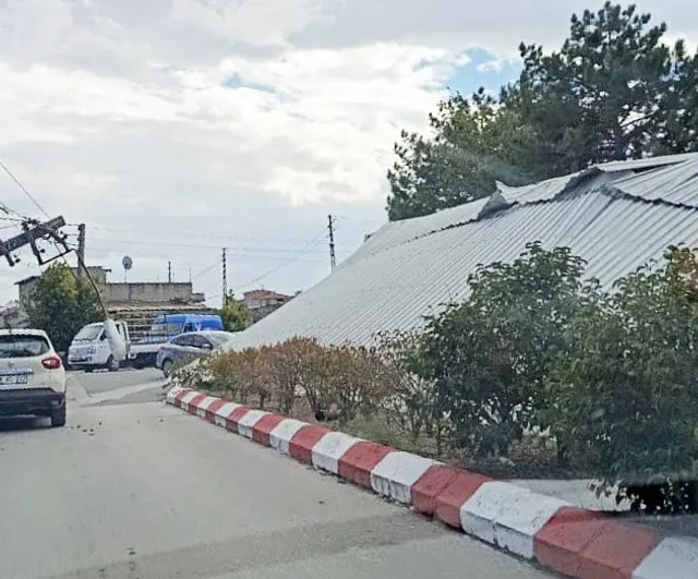 Şiddetli rüzgâr Havsa sanayi sitesinde çatı ve araçlara zarar verdi