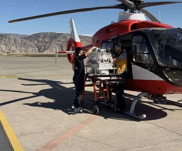 Silopi'den helikopter ambulansla sevk edilen bebek elazığ'da tedaviye alındı