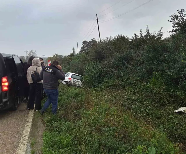 Sinop'ta virajı alamayan otomobil şarampole yuvarlandı: 4 yaralı