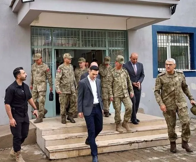 Şırnak’ta Mehmetçik öğrencilerin sınav yolculuğuna destek verdi