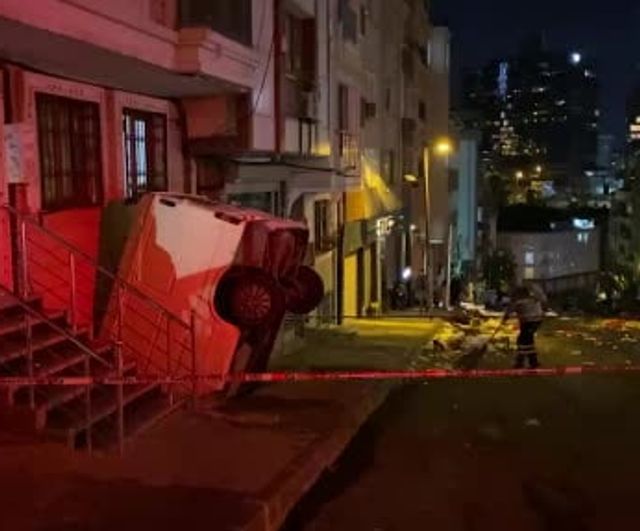 Şişli'de panelvan tezgahların olduğu alandan apartman boşluğuna düştü