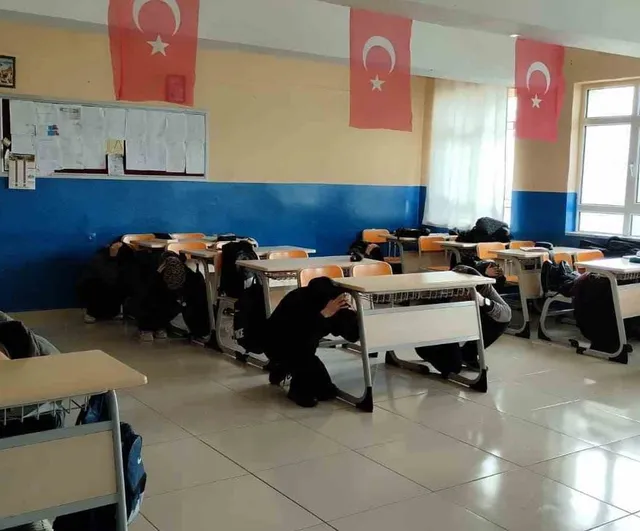 Sivas okullarında çök-kapan-tutun tatbikatı ile afet bilinci güçlendi
