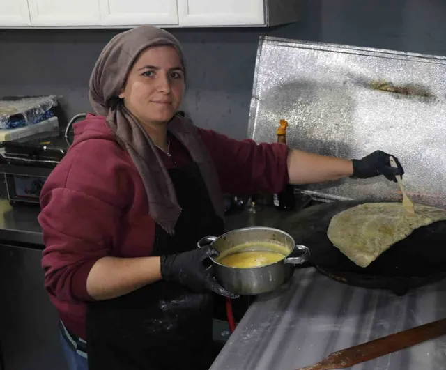 Sivas'ta gözleme dükkanı açan anne, çocuklarının eğitim ve tedavi yükünü tek başına taşıyor