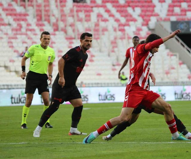 Sivasspor Rey Manaj'ın iki golüyle Pendikspor'u 4-1 yendi