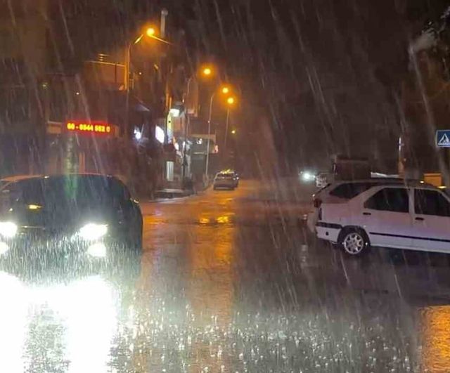 Siverek'te gece bastıran sağanak evleri suyla tehdit etti