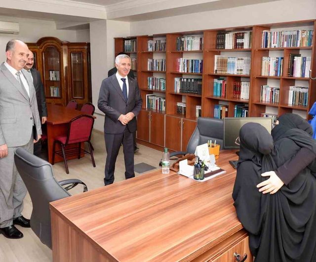 Siyam ikizleri Ayşe ve Sema eğitimden iş hayatına örnek oluyor