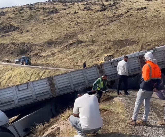Solhan'da yüküyle rampada takılan tır uçurum kenarında asılı kaldı