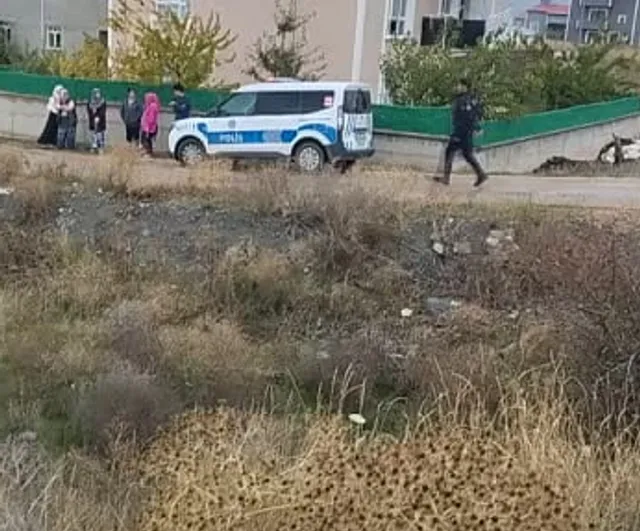 Suşehri'de bariyerleri aşan hafif ticari araç şarampole devrildi: 3'ü ağır 5 yaralı