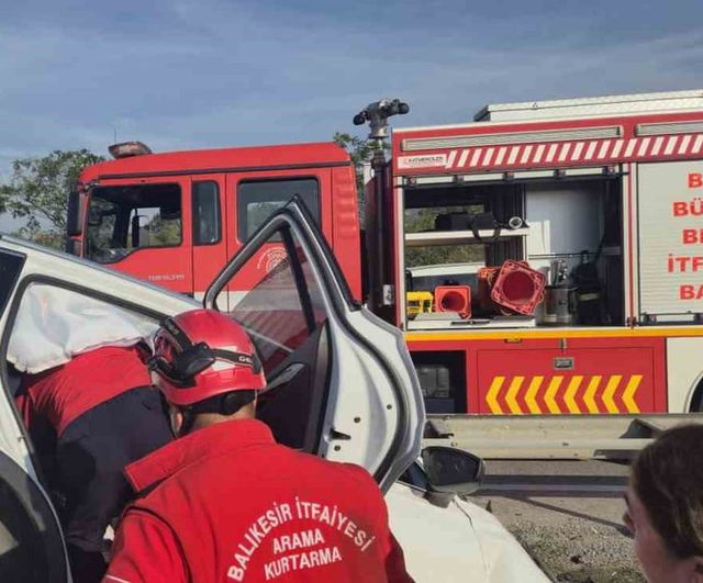 Susurluk Şeker Fabrikası mevkiinde kaza: itfaiye sıkışan yolcuyu kurtardı, 2 yaralı