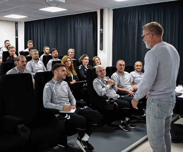 Thorsten Fink akademiyle buluştu: gençleri a takıma hazırlama sürecini değerlendirdi