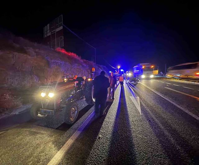Tosya'da üç tekerlekli motosiklet traktöre çarptı; sürücü hastaneye kaldırıldı