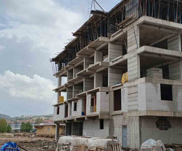 Üçüncü kattan düşen işçi ağır yaralandı