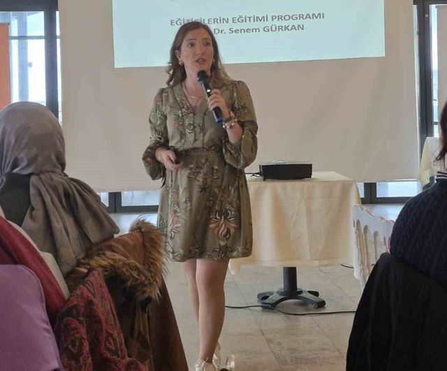 Üçüncü yaş için Yaşam Boyu Öğrenme Üniversitesi eğiticilerine kapsamlı eğitim