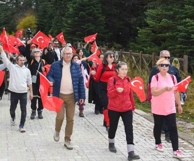 Uludağ'da cumhuriyet yürüyüşü: doğa içinde birlik ve coşku