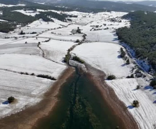Uşak'ın zirvelerinde sonbahar ve karın bir arada yarattığı manzaralar