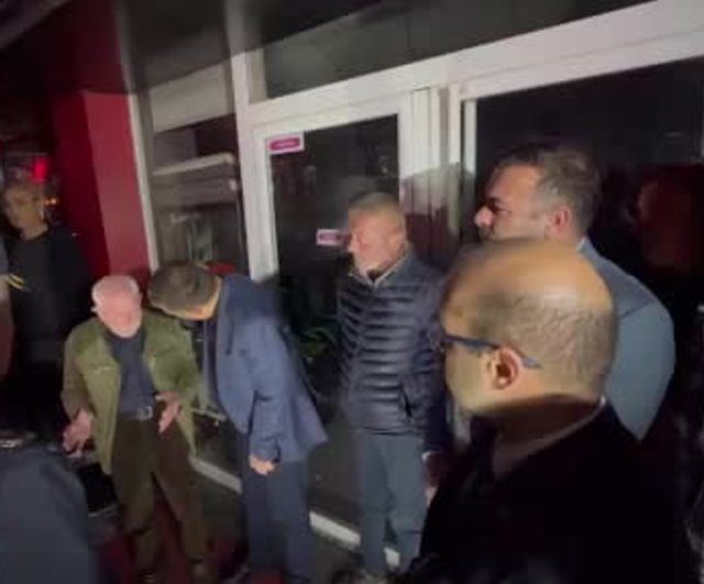 Vali hastanede enkazdan kurtulan Kenan Akçaharman'ı yalnız bırakmadı