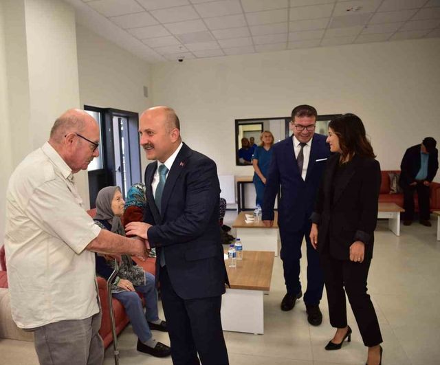 Vali Varol'dan huzurevinde büyüklerin günü ziyareti