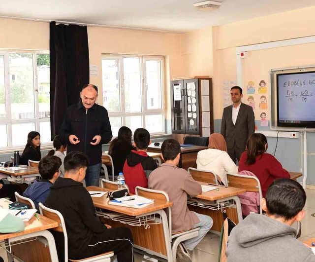 Van'da Çatak ilçesinde dyk kurslarını yerinde inceleyen Çandıroğlu öğrencilerle sohbet etti