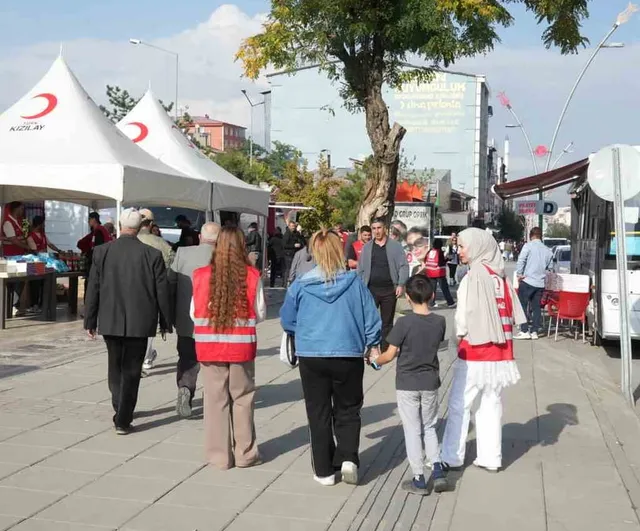 Varto'da kurulan iyilik çarşısı köy okullarına kırtasiye desteği sağlıyor