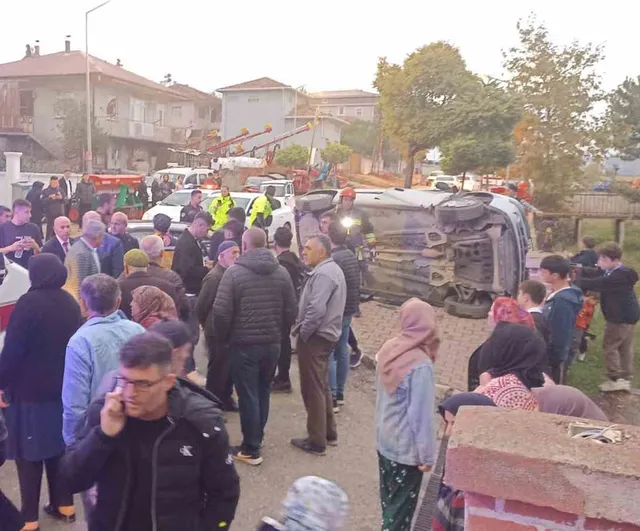 Vezirköprü Caddesi'nde çarpışma: araç kaldırıma sürüklendi, 4 yaralı