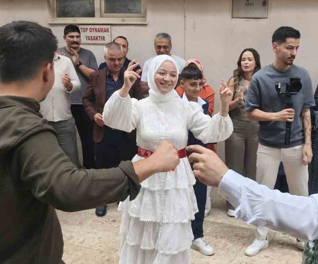 Vinç sepetiyle 4. kata çıkan damat gelin alma törenini unutulmaz kıldı
