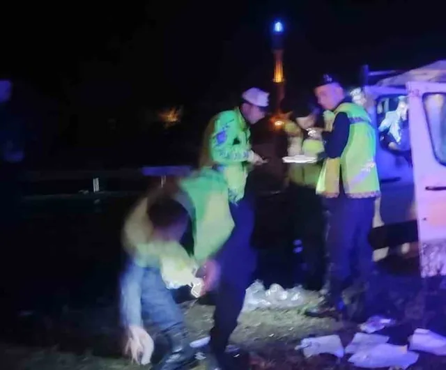 yağışlı yolda refüje çarpıp takla atan otomobilde 4 kişi yaralandı