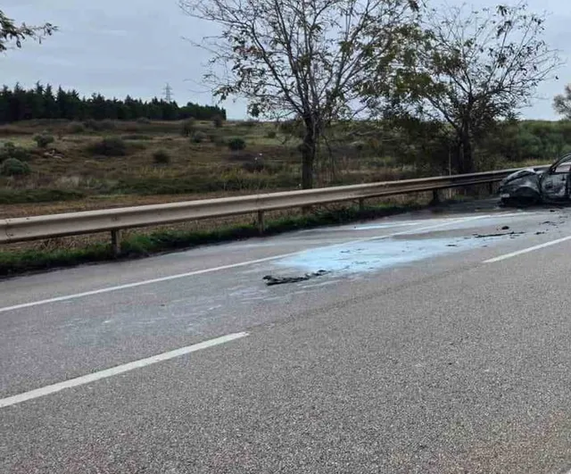 Yağmur yolda sapma yaptı: Bandırma yönünde kontrolden çıkan otomobil alev aldı