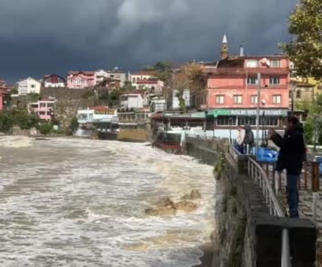 Yağmurun izleri: Karadeniz kıyısında kahverengi dalgalar