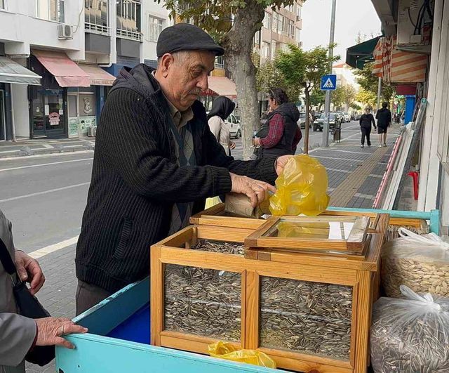 Yarım asır boyunca aynı tezgâh: Hayrabolu'nun çekirdekçisi Yaşar Başkır