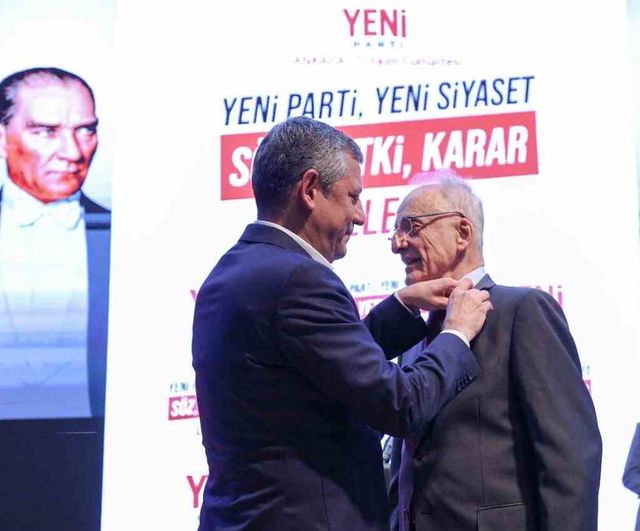 Yeni siyasetle yeni döneme yürüyüş: Özel'den birlik ve iktidar çağrısı